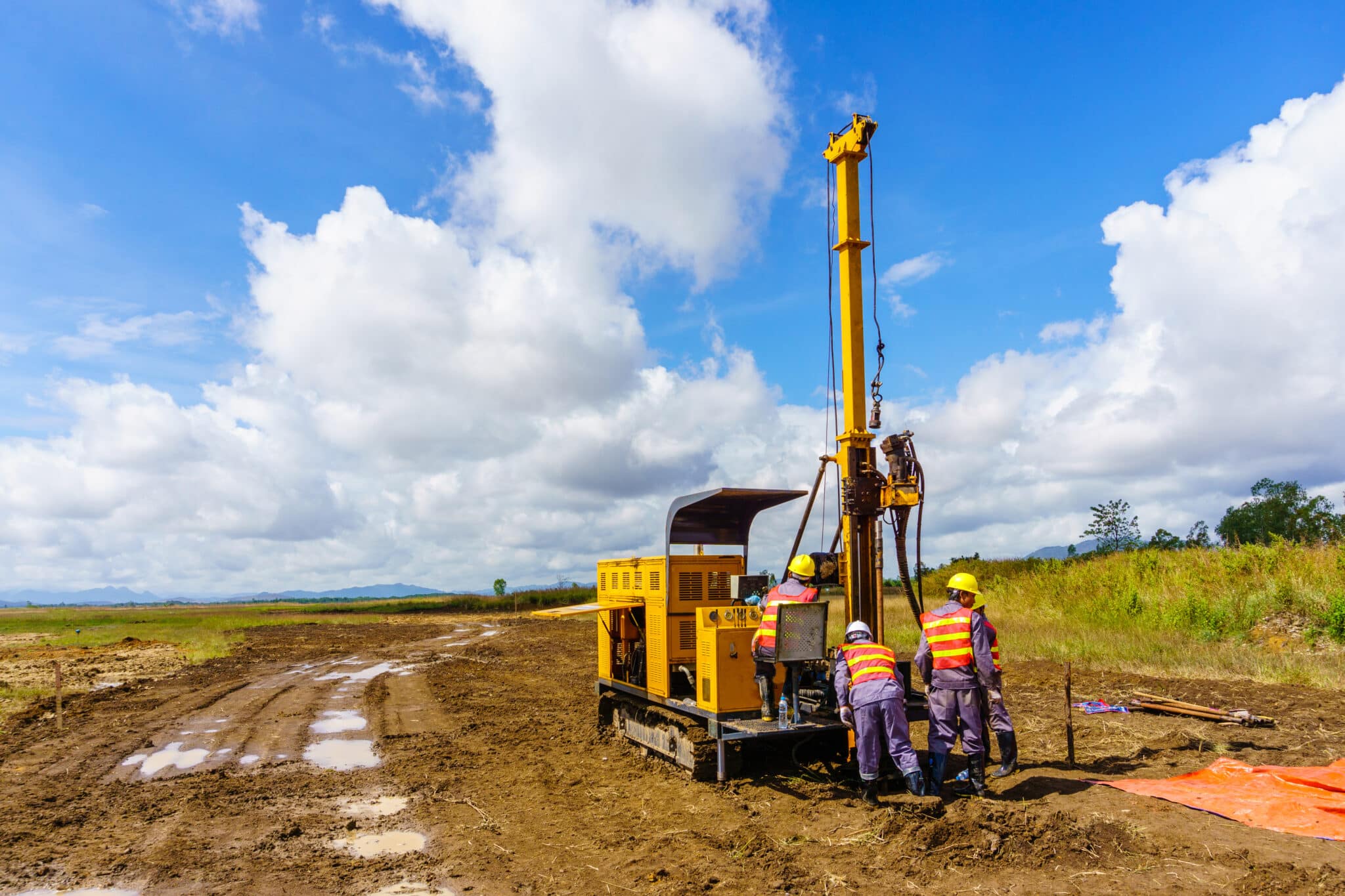 Soil sampling in the production of engineering-geological surveys.